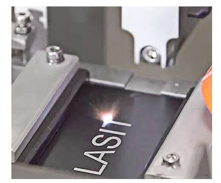 激光打標由于穿透材料表面深度更小，因此相比激光雕刻耗時更少，jiag速度更快